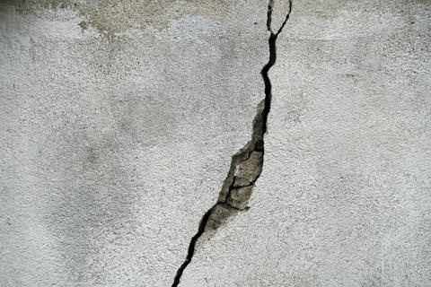 Picture of cracks on a concrete wall