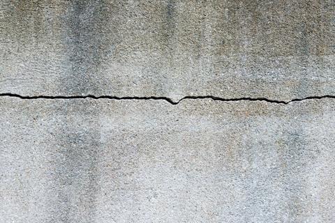 Picture of cracks on a concrete wall